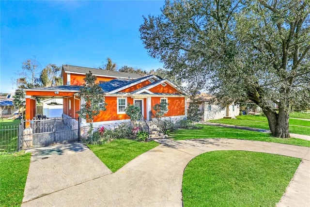 view of front of home featuring a front yard