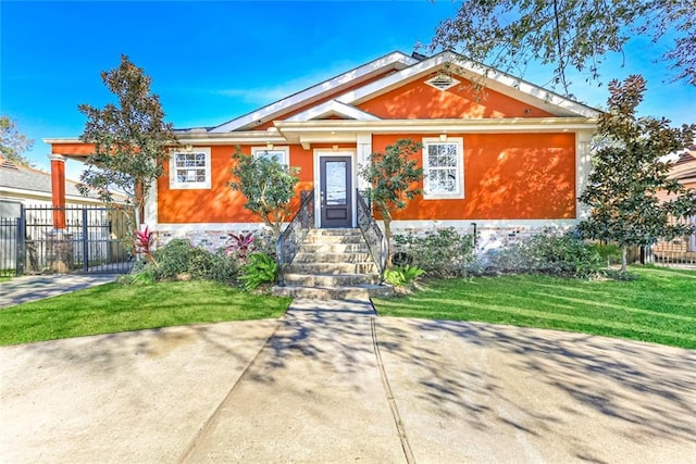 view of front of property with a front lawn