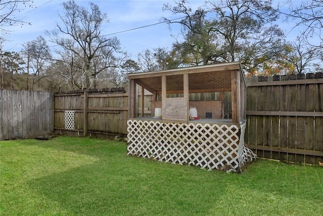 view of yard featuring an outbuilding