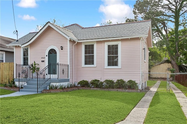 bungalow featuring a front yard