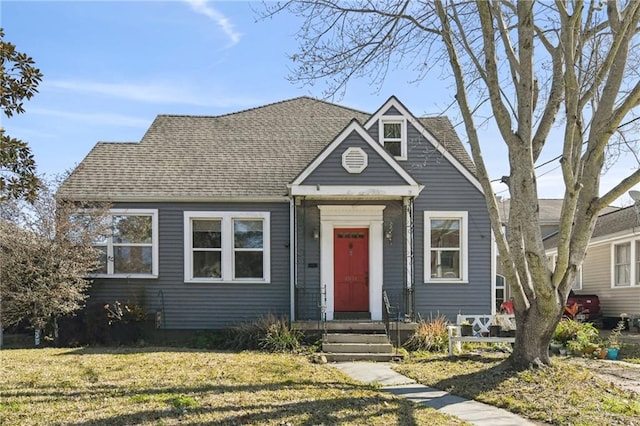 view of front of house featuring a front lawn