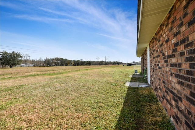 view of yard featuring a rural view