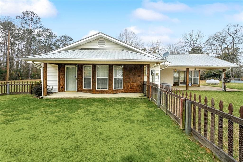 view of front of house with a front lawn