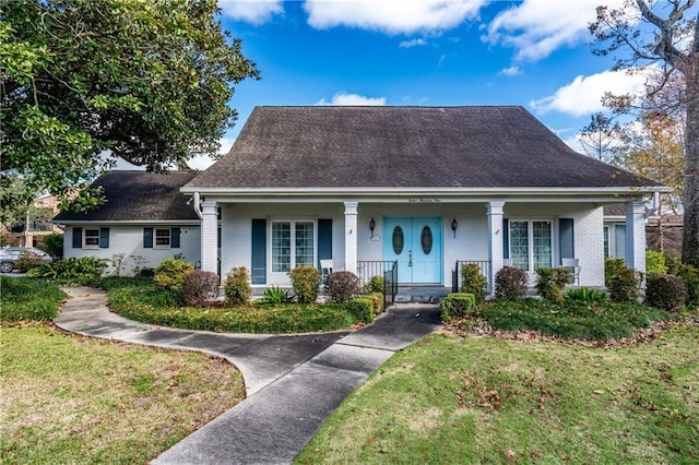 view of front facade featuring a porch and a front yard