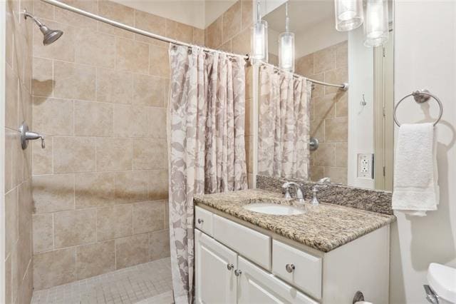 bathroom featuring a shower with curtain and vanity