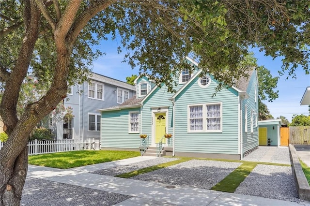 view of front of house featuring a shed and a front yard