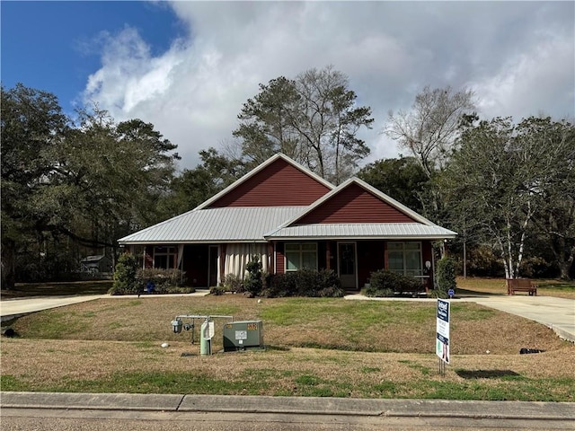 view of front facade with a front lawn