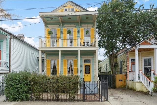 italianate house featuring a balcony