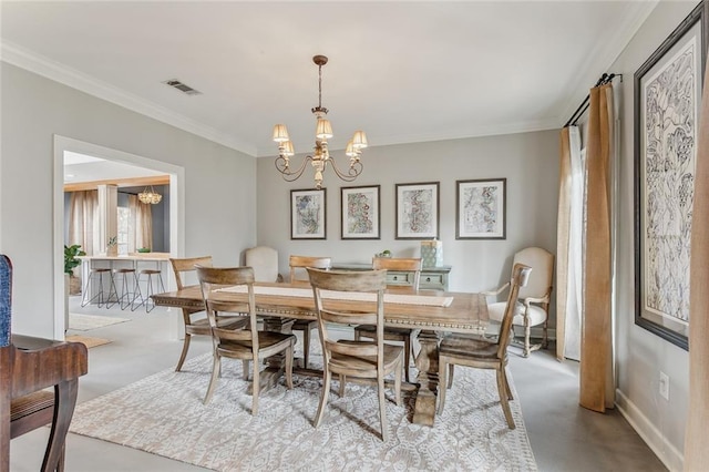 dining space featuring an inviting chandelier, visible vents, ornamental molding, and baseboards