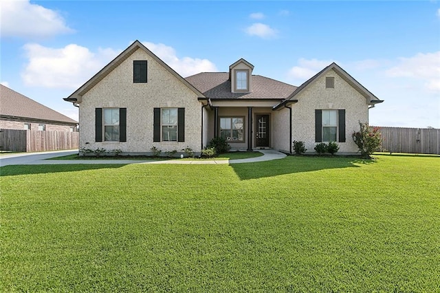 view of front facade featuring a front yard