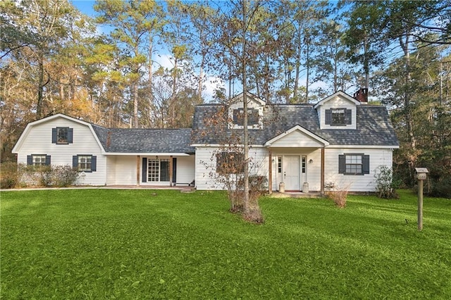 cape cod-style house featuring a front yard