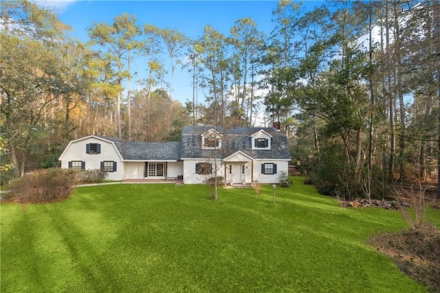 cape cod-style house featuring a front lawn