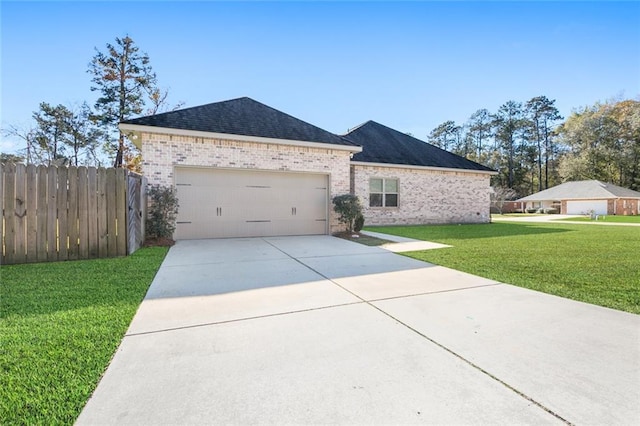 view of front facade featuring a garage and a front yard