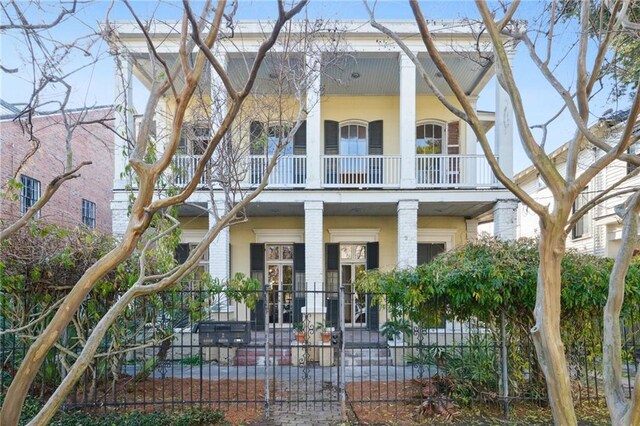 view of front of property featuring a balcony