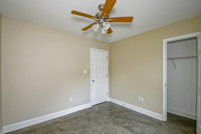 unfurnished bedroom featuring ceiling fan and a closet