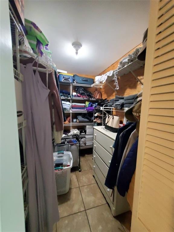 walk in closet featuring light tile patterned floors