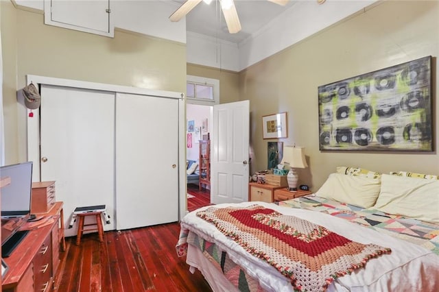 bedroom featuring crown molding, dark hardwood / wood-style floors, a closet, and ceiling fan