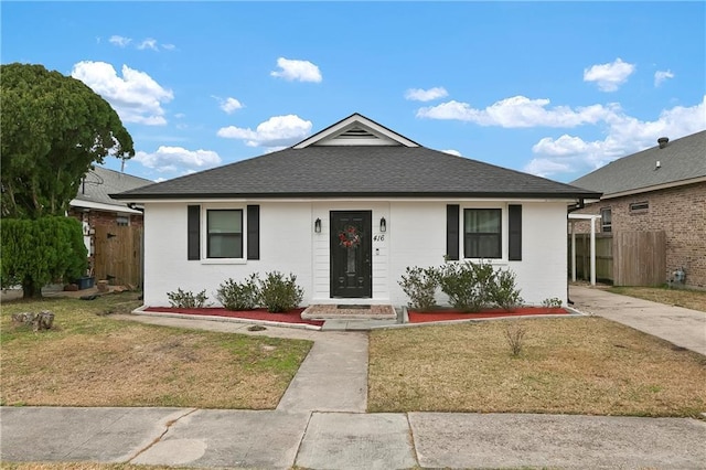 view of front of property featuring a front yard