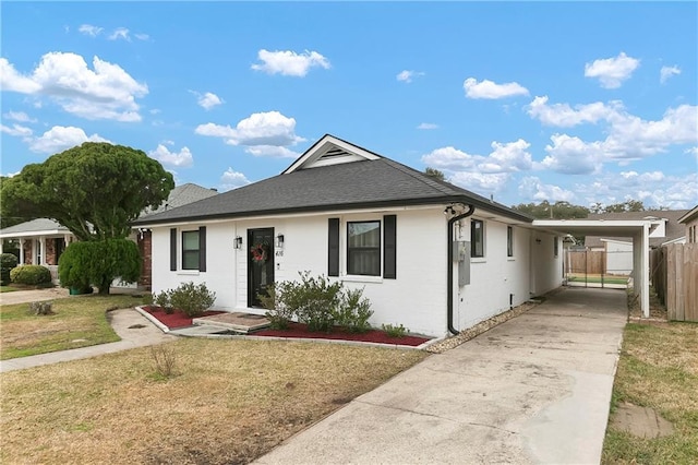 view of front of house featuring a carport and a front lawn