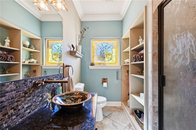 bathroom featuring sink, crown molding, an enclosed shower, a wealth of natural light, and toilet