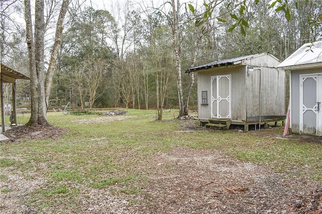 view of yard featuring a shed