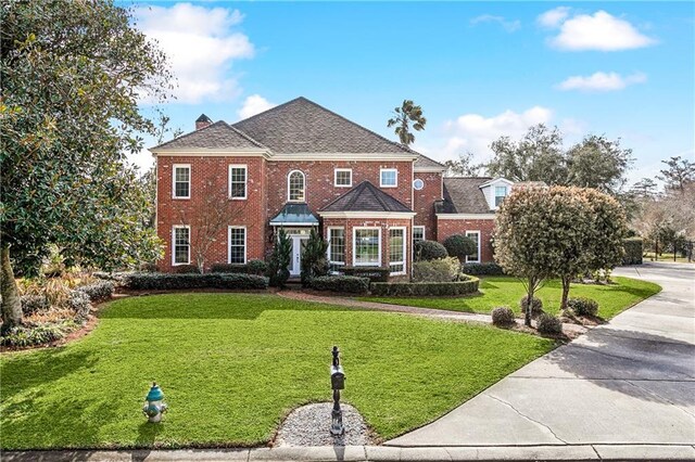 view of front facade featuring a front yard