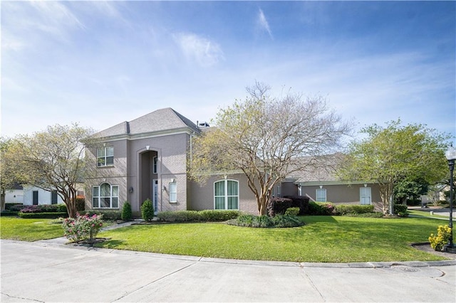 view of front of home featuring a front yard