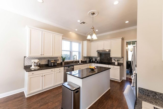 kitchen featuring visible vents, dark wood-style floors, a sink, and dishwasher
