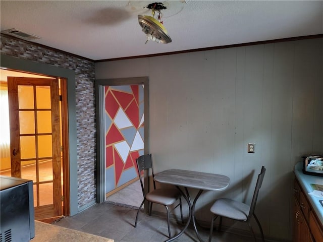 unfurnished dining area with ornamental molding