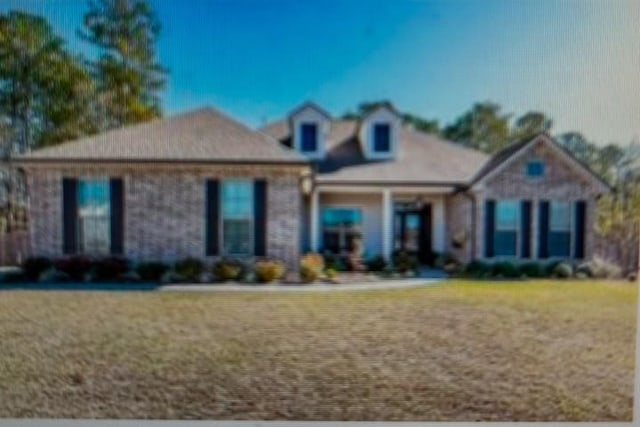 view of front of house with a front lawn