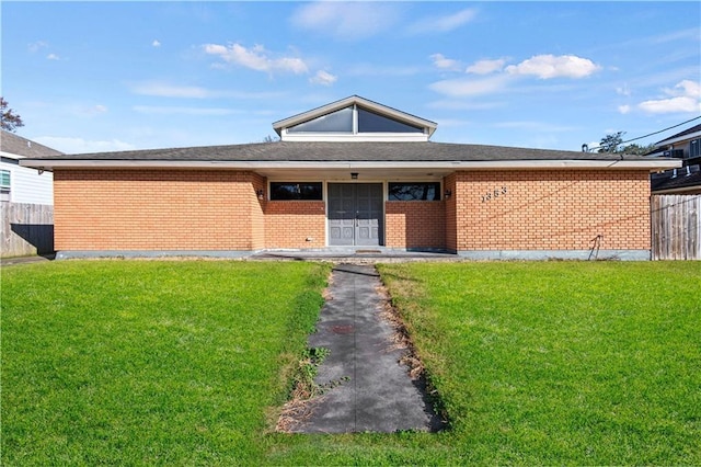 single story home with a front lawn