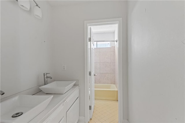 bathroom featuring vanity and tiled shower / bath