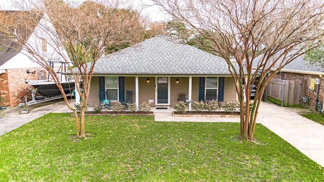 view of front facade featuring a front lawn, a carport, and covered porch