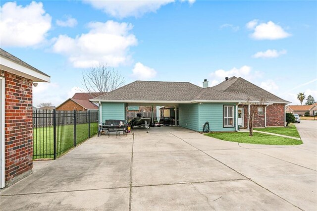 view of front facade featuring a carport and a front lawn