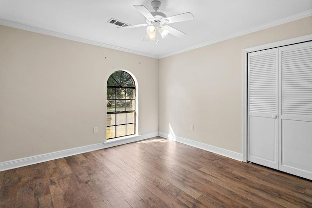 interior space with a closet, ornamental molding, dark hardwood / wood-style floors, and ceiling fan