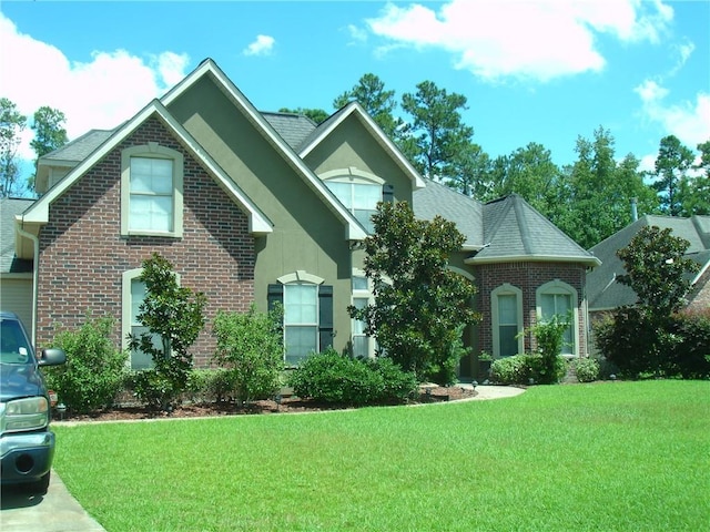 view of front of property featuring a front yard