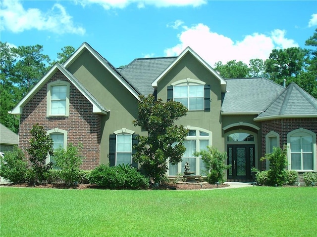 view of front facade with a front yard