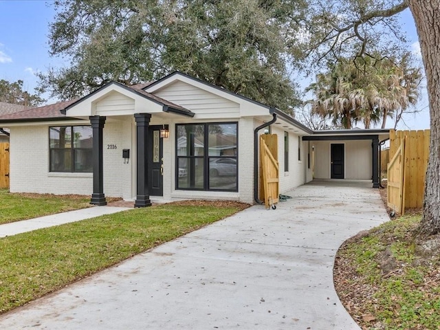 view of front of home featuring a carport and a front yard