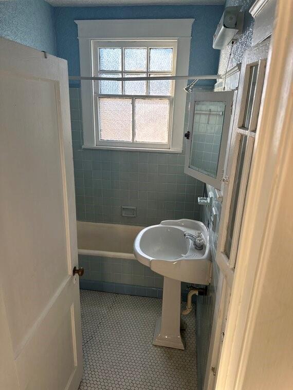3526 Louisiana Ave Parkway, New Orleans, LA 70125 - bathroom with tile patterned flooring and tiled tub