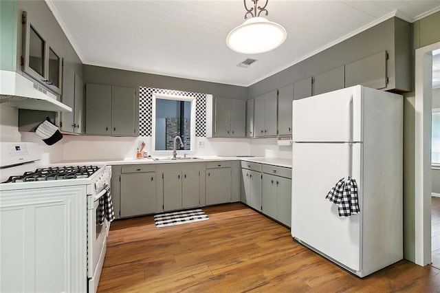 kitchen featuring crown molding, gray cabinets, visible vents, a sink, and white appliances