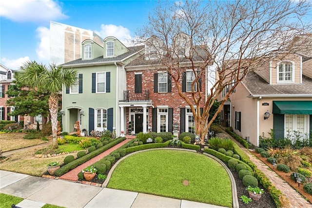 view of front of property featuring a front yard