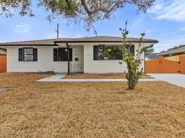 single story home featuring a front yard