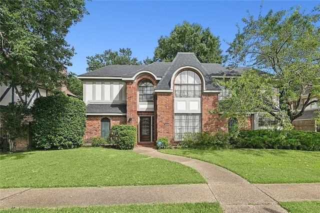 view of front of house featuring a front lawn