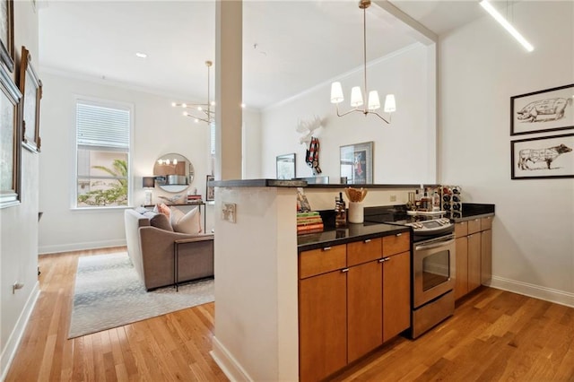 kitchen featuring a notable chandelier, ornamental molding, light hardwood / wood-style floors, stainless steel electric stove, and kitchen peninsula