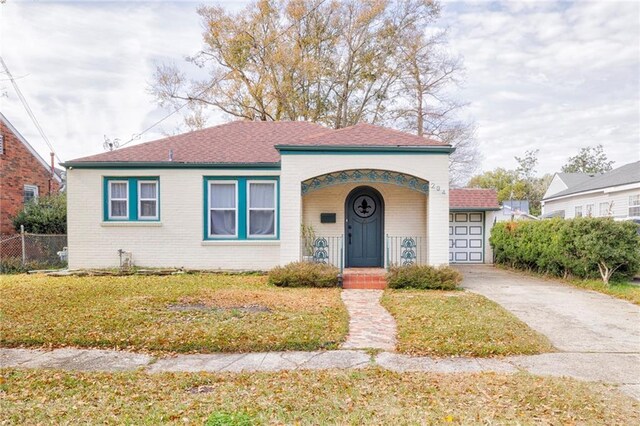 view of front of home featuring a front yard