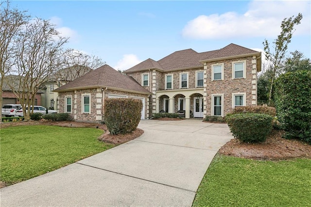 view of front of property featuring a front lawn