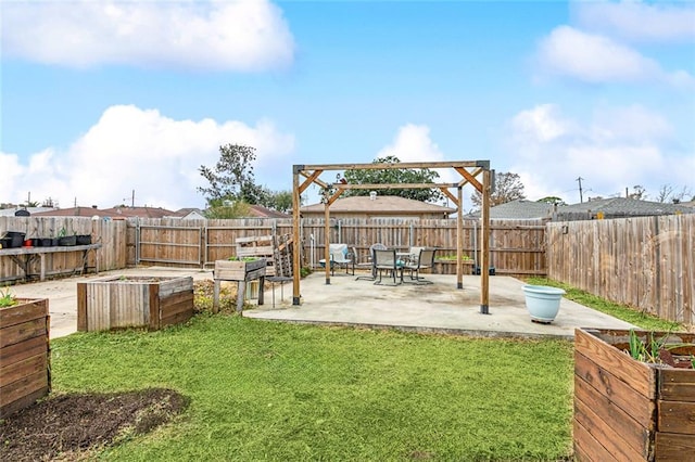 view of yard featuring a patio area