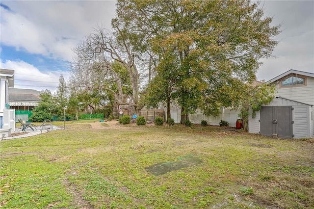 view of yard featuring a storage shed