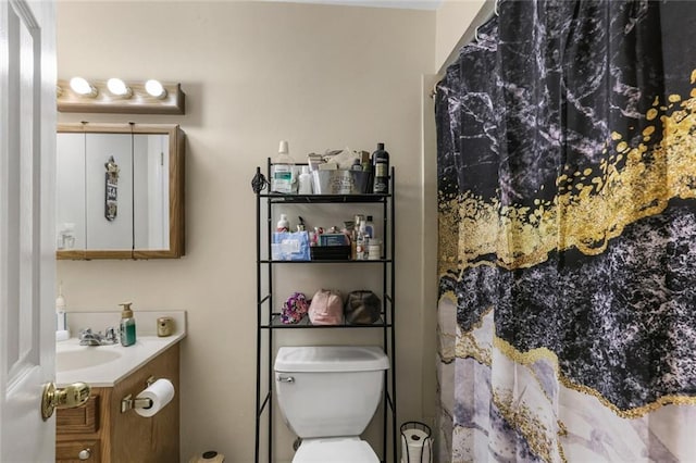 bathroom with a shower with curtain, vanity, and toilet