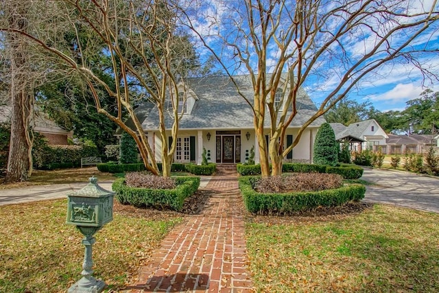 view of front of property featuring a front yard